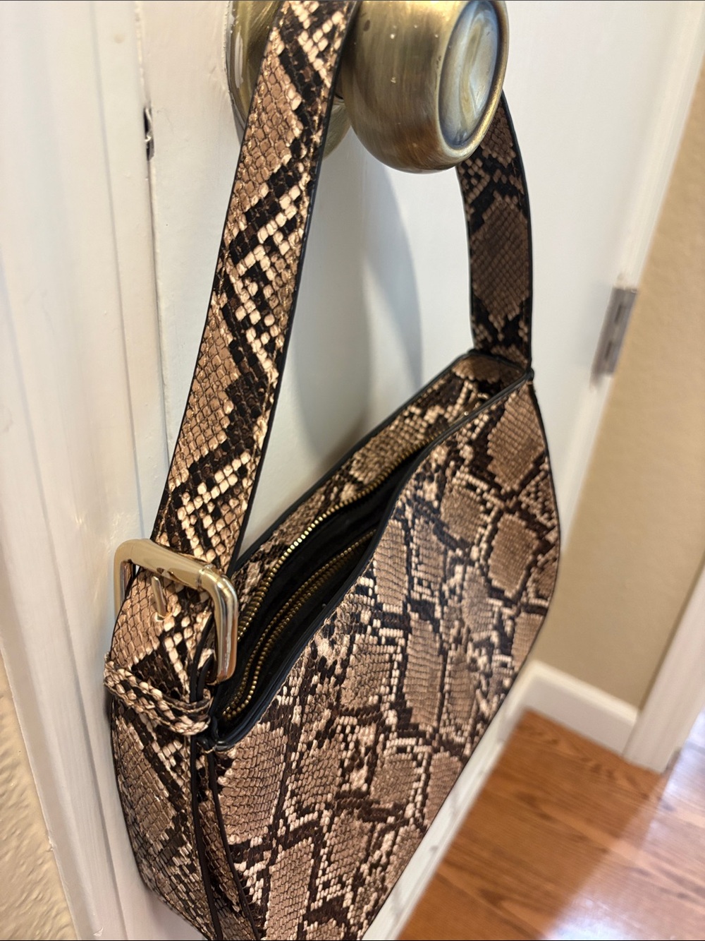 Python-Effect Shoulder Bag in Brown - Picture 3 of 3